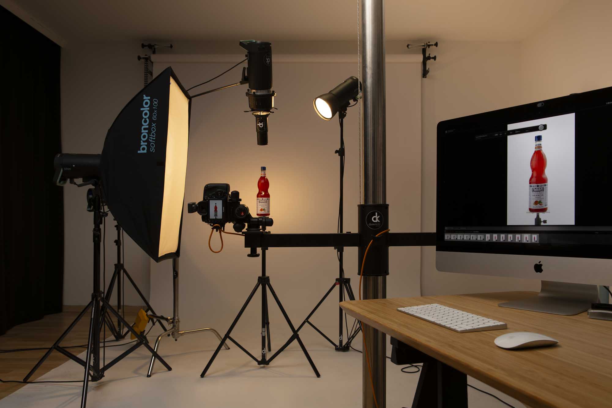 Produktfotograf, fotografiert ein Produkt im Fotostudio