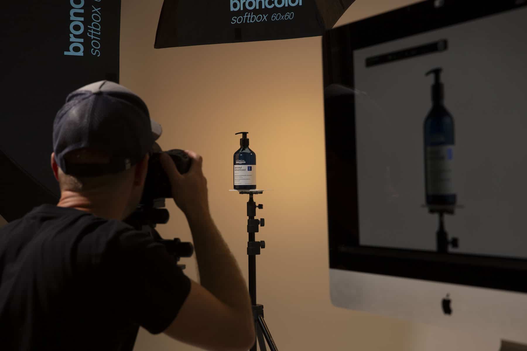 Produktfotograf, fotografiert ein Produkt im Fotostudio