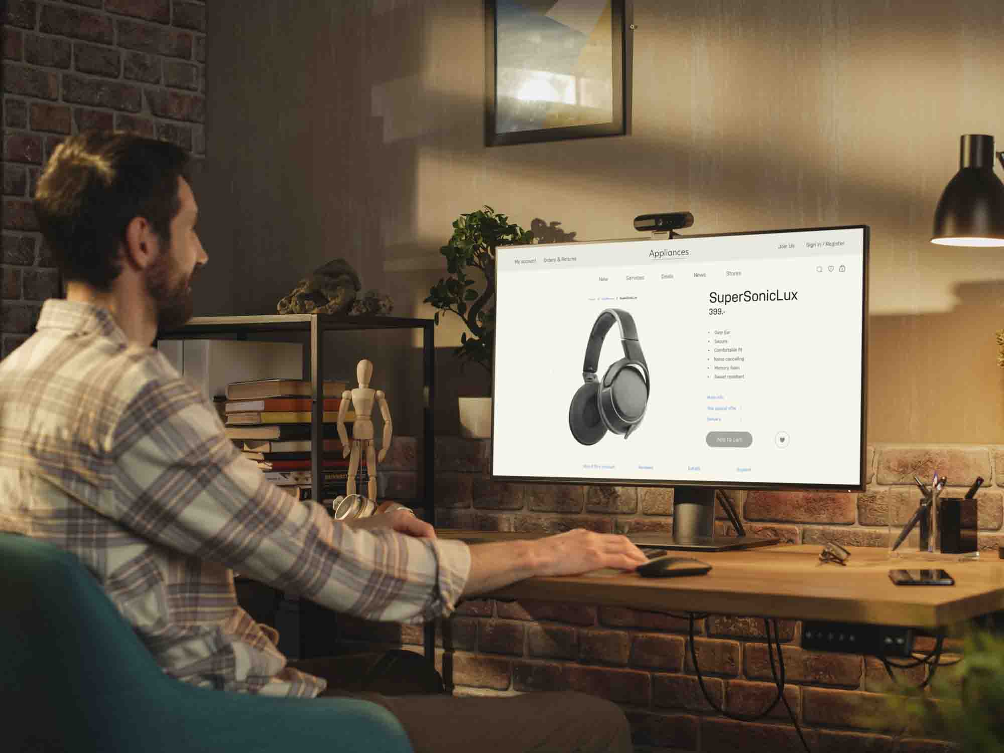 Ein man schaut ein Onlineshop an mit optimale Produktfotos